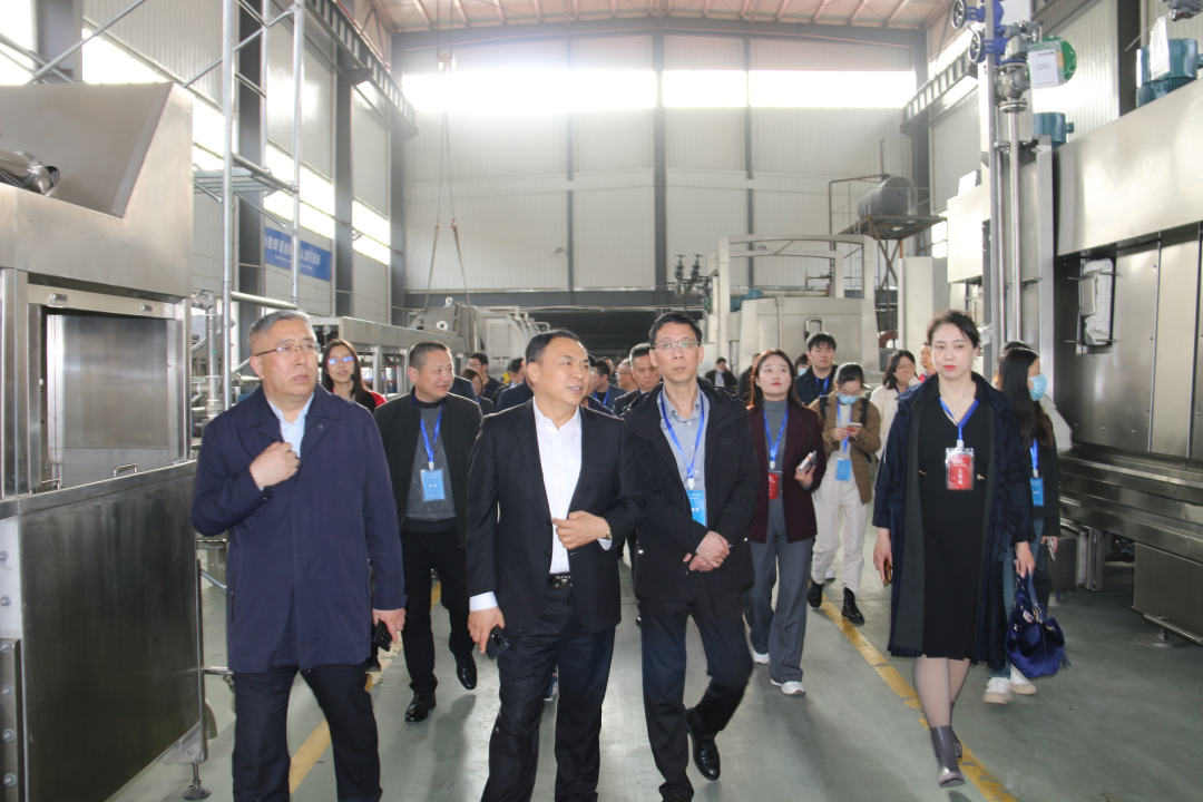 舟山市經信局副局長毛潤洲攜舟山市優秀企業家代表一行40余人蒞臨銳智股份調研考察！